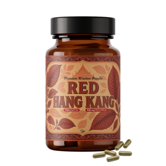 Pr&eacute;mium kratom por borosty&aacute;nsz&iacute;nű &uuml;vegben, Red Hang Kang Thai Kratom 600 mg/kapszula felirattal, piros botanikai lev&eacute;l mint&aacute;val &eacute;s t&ouml;bb piros kratom kapszula hever a palack előtt feh&eacute;r h&aacute;tt&eacute;ren.